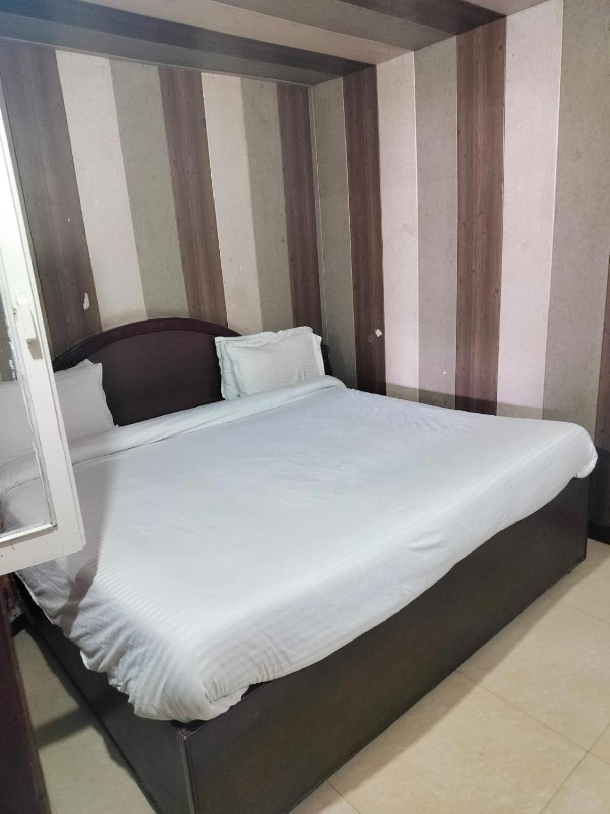Hotel Surya Lake View ไนนิตาล ภายนอก รูปภาพ